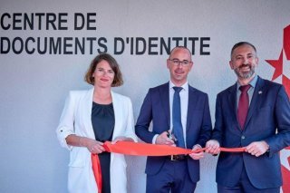 Sandra Tiano (cheffe du Service valaisan) de la population et des migrations), Fabrice Thétaz (président de Monthey) et Frédéric Favre (conseiller d'Etat en charge de la sécurité, des institutions et du sport) ont inauguré le nouveau centre de collecte de données biométriques, lundi à Monthey. Sédrik Németh/DR