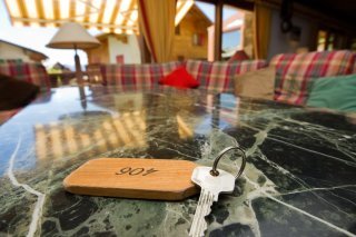 Parmi les visiteurs internationaux, les nuitées des Chinois ont diminué de 24,0%, celles des Allemands de 10,5% et celles des Italiens de 3,5%. A l'inverse, les touristes américains ont réservé 14,1% de plus de nuitées et les Français 8,3%. KEYSTONE/JEAN-CHRISTOPHE BOTT