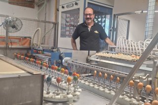 Chez Cocorico à Aproz, les machines tournent à plein régime à l'approche de Pâques. Jusqu'à 3'000 oeufs peints par heure.