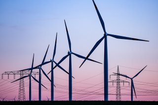 L'utilisation efficace de l'énergie produite par des éoliennes, ici dans la région allemande de Saxe-Anhalt, nécessite de nouvelles lignes électriques (archives). Keystone/DPA/JAN WOITAS