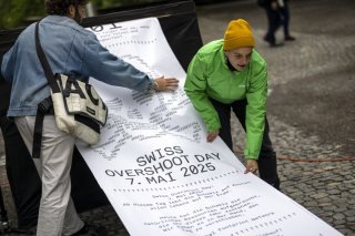 Alors que la Suisse a épuisé ses ressources pour l'année en cours, Greenpeace présente l'addition. KEYSTONE/MICHAEL BUHOLZER