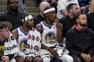 Stephen Curry (à droite) en civil sur le banc: son absence a bien trop pesé pour Golden State. KEYSTONE/AP/Carlos Avila Gonzalez