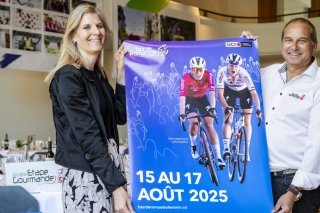 Le patron de l'épreuve Richard Chassot, à droite, pose avec l'affiche de la 4e édition du Tour de Romandie féminin aux côtés de Corinne Rimet, manager exécutive, lors de l'"étape gourmande" vendredi à Montreux. KEYSTONE/JEAN-CHRISTOPHE BOTT