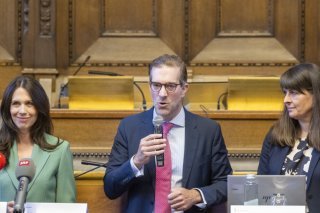 (De gauche à droite) La directrice générale de la SSR Susanne Wille, le président du gouvernement bâlois Conradin Cramer et la directrice de la sécurité de Bâle Stephanie Eymann ont dressé lundi le bilan de l'Eurovision 2025 à Bâle. KEYSTONE/URS FLUEELER