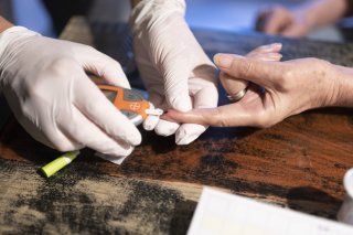 Le procès d'un prédicateur laïc s'est ouvert lundi devant le Tribunal correctionnel de Genève. Ce chrétien est accusé d'avoir convaincu une femme diabétique qu'elle était guérie, provoquant sa mort (illustration). KEYSTONE/GAETAN BALLY