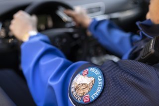 La police cantonale valaisanne alerte une nouvelle fois la population au sujet de la recrudescence des escroqueries commises par de faux policiers (photo symbolique). Keystone/GAETAN BALLY