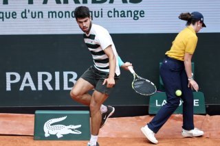 Carlos Alcaraz s'est facilement qualifié pour le 2e tour de Roland-Garros. KEYSTONE/EPA/CHRISTOPHE PETIT TESSON