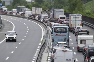 Le début du pont de l'Ascension coïncide en général avec des bouchons sur l'autoroute du Gothard en direction du sud. Dimanche, ce sera dans le sens inverse (Archives). KEYSTONE/URS FLUEELER