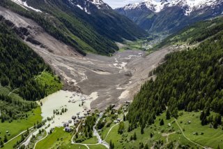 Une prise de vue aérienne montre l'état de destruction dans le Lötschental après la rupture mercredi du glacier du Birch et la vague de gravats qui a englouti notamment le village de Blatten. Keystone/JEAN-CHRISTOPHE BOTT