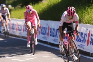 Isaac del Toro (en rose) a dû s'employer pour résister à l'attaque de Richard Carapaz (au premier plan). KEYSTONE/AP/Fabio Ferrari