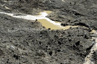 L'eau est parvenue à se frayer un chemin à travers le cône d'éboulis de Blatten. KEYSTONE/EPA/JEAN-CHRISTOPHE BOTT