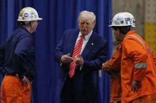 Donald Trump a visité vendredi un site de production d'US Steel à West Mifflin. KEYSTONE/AP/Julia Demaree Nikhinson