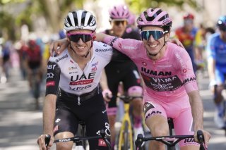 Simon Yates partage sa joie avec son frère Adam KEYSTONE/AP/Fabio Ferrari