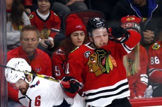 Drake Caggiula (à droite) sous le maillot de Chicago. KEYSTONE/FR171655 AP/NUCCIO DINUZZO