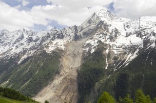 Les éboulements du Petit Nesthorn se poursuivent, sans aucun signe d'amélioration pour le moment. KEYSTONE/CYRIL ZINGARO