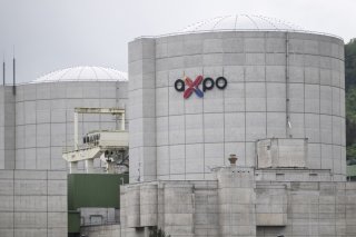 Sur les quatre centrales nucléaires actuellement actives en Suisse, trois se trouvent dans le canton d'Argovie: Beznau I et II (photo) ainsi que Leibstadt (archives). KEYSTONE/CHRISTIAN BEUTLER