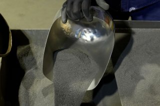 La production répond à la forte demande de nickel, principalement pour fabriquer de l'acier inoxydable, et indispensable à la plupart des batteries des véhicules électriques. Pas moins de 17% du nickel mondial provenait de la seule mine indonésienne de Weda Bay en 2023. KEYSTONE/AP/DITA ALANGKARA