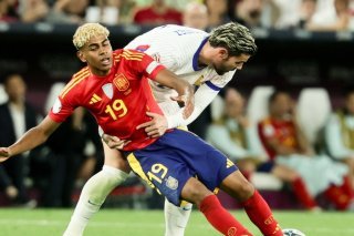 Lamine Yamalau duel avec Théo Hernandez. KEYSTONE/EPA/RONALD WITTEK