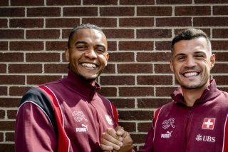 Manuel Akanji (à gauche) et Granit Xhaka: les patrons de l'équipe de Suisse. KEYSTONE/JEAN-CHRISTOPHE BOTT
