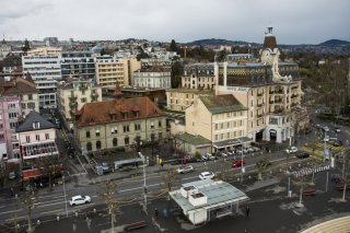 Le nouveau jardin Enrique-Henriette-Favez végétal et ombragé se situe sur l'ancien parking du poste de police d'Ouchy (au centre) à Lausanne (archives). Keystone/JEAN-CHRISTOPHE BOTT