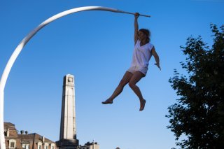 La Comédie de Genève clôt sa saison avec le spectacle de cirque "La Spire", de la performeuse française Chloé Moglia, qui s'était produite à Lausenne en 2017, dans le cadre du Festival de la Cité (archives). KEYSTONE/JEAN-CHRISTOPHE BOTT