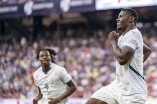 Breel Embolo (à droite) et Johan Manzambi ont tous deux marqué face aux Etats-Unis. KEYSTONE/JEAN-CHRISTOPHE BOTT