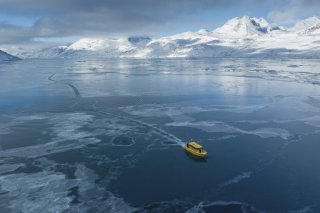 Durant une semaine le mois dernier, la glace a fondu 17 fois plus vite que la normale au Groënland, tant il a fait chaud (Photo d'illustration), KEYSTONE/AP/EVGENIY MALOLETKA
