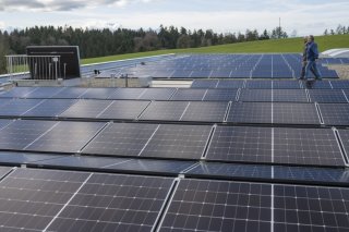 La Suisse se trouve toujours en queue de peloton en comparaison européenne pour la production d'électricité à partir de l'énergie solaire et éolienne (archives). KEYSTONE/URS FLUEELER