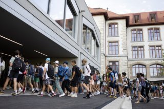 Le Conseil d'Etat vaudois souhaite subventionner les communes afin notamment d'adapter les bâtiments scolaires au réchauffement climatique (photo d'illustration). KEYSTONE/MICHAEL BUHOLZER