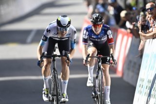 Marlen Reusser (à gauche) bat Demi Vollering sur la ligne à Gstaad. KEYSTONE/GIAN EHRENZELLER
