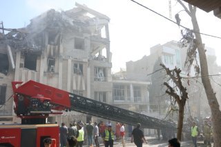 Les derniers étages de certains bâtiments ont été détruits quand d'autres ont été partiellement éventrés par les frappes israéliennes. KEYSTONE/EPA/ABEDIN TAHERKENAREH