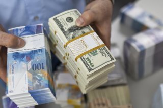 L'envolée de la devise suisse devrait encore compliquer quelque peu la tâche de la Banque nationale suisse (BNS) qui veut éviter une appréciation trop importante de sa monnaie (archives). KEYSTONE/MARTIN RUETSCHI