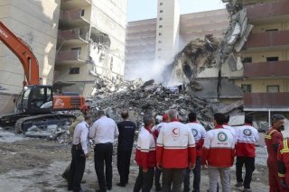 Des secouristes interviennent vendredi sur le lieu d'une explosion après une frappe israélienne à Téhéran, en Iran. KEYSTONE/AP