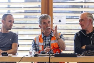 Le président de Val de Bagnes, Fabien Sauthier (ici entouré par les Conseillers d'Etat Mathias Reynard et Christophe Darbellay) espère bénéficier du renfort de l'armée. KEYSTONE/CYRIL ZINGARO
