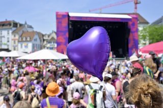 Plusieurs milliers de personnes se sont rassemblées à Bâle pour la grève des femmes. KEYSTONE/GEORGIOS KEFALAS