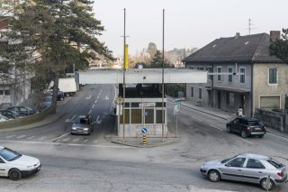 Avec l'adhésion à l'espace Schengen, la Suisse a abandonné les contrôles aux frontières. Ici le poste frontière de Veyrier (GE) (archives). KEYSTONE/CHRISTIAN BEUTLER