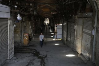 Le ministre israélien de la Défense, Israël Katz, dont le pays a lancé les hostilités, averti que les habitants de Téhéran "paieront le prix" pour les civils israéliens tués. Ici, le Grand Bazar de Téhéran, qui a fermé ses portes. KEYSTONE/AP/Vahid Salemi