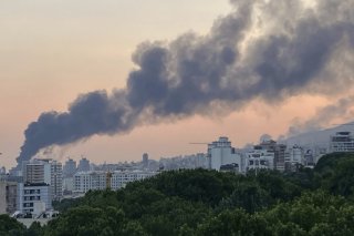 De la fumée s'élève de l'immeuble abritant la télévision d'Etat iranienne à Téhéran, après une frappe israélienne lundi soir. KEYSTONE/AP