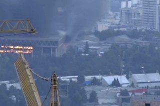 Cette capture d'écran est issue d'une vidéo diffusée par la télévision d'Etat iranienne. Elle montre le siège de la télévision nationale en flammes, après une attaque de drône israélien. KEYSTONE/AP