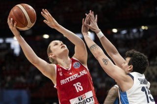 Lin Schwarz (à gauche) et la Suisse ont fait jeu égal en première mi-temps avant de voir la Grèce prendre le large. KEYSTONE/ALESSANDRO DELLA VALLE