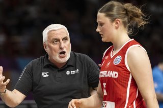 François Gomez et ses joueuses retiennent le positif après la défaite de la Suisse contre la Grèce. KEYSTONE/ALESSANDRO DELLA VALLE