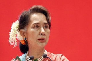 Prix Nobel de la paix 1991, Aung San Suu Kyi purge une peine de 27 ans de prison, pour des accusations montées de toutes pièces par l'armée, selon les groupes de défense des droits humains (archives). KEYSTONE/EPA/HOW HWEE YOUNG