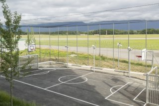 Le Centre fédéral d'asile du Grand-Saconnex (GE) a ouvert ses portes lundi. Situé en bout de piste de l'aéroport de Genève, il est critiqué par les associations de défense des migrants (archives). KEYSTONE/CYRIL ZINGARO