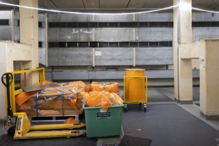 Les locaux de la condensation de la centrale nucléaire de Mühleberg ont été pratiquement vidés de leur contenu. Keystone/PETER KLAUNZER