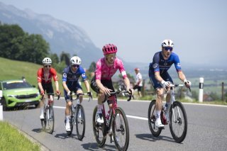 Stefan Küng (à droite) et Mauro Schmid (à gauche, en rouge) ont fait presque toute la course en tête avant de se faire rattraper par le peloton. KEYSTONE/GIAN EHRENZELLER