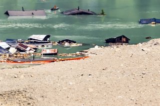 L'armée a commencé vendredi à déblayer les débris et le bois flotté qui se sont accumulés dans le lac qui s'est formé à Blatten (Archives). KEYSTONE/JEAN-CHRISTOPHE BOTT