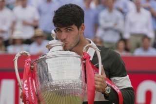 Carlos Alcaraz avec le trophée du Queen's KEYSTONE/AP/Joanna Chan