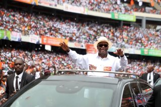 Le président ivoirien Alassane Ouattara a été accueilli comme une rock star par ses partisans dans un stade d'Abidjan. KEYSTONE/EPA/LEGNAN KOULA