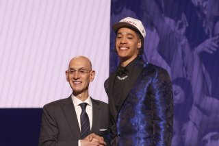 Yanic Konan Niederhäuser sert la main du commissaire de la NBA Adam Silver après avoir été drafté par les LA Clippers KEYSTONE/EPA/SARAH YENESEL
