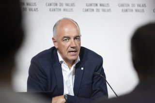 Christophe Darbellay estime qu'une interdiction uniforme dans tout le canton soulage les enseignants et les parents (archives). KEYSTONE/CYRIL ZINGARO